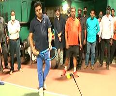 Raj thackeray | ठाकरे कुटुंबियांचं क्रिडा प्रेम! राज ठाकरे, शर्मिला ठाकरे टेनिसच्या कोर्टवर