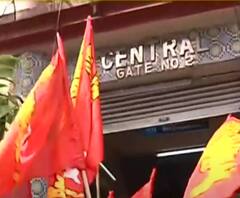 Bharat Bandh Nov 26: 'চলবে না মেট্রো' দাবি ধর্মঘটীদের, মেট্রো রেলের সেন্ট্রাল স্টেশনের সামনে পুলিশের সঙ্গে ধস্তাধস্তি তুঙ্গে