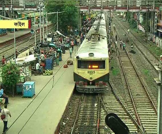 এক ডজন গল্প: লোকাল ট্রেন চালানো নিয়ে বুধবার ফের রাজ্যের সঙ্গে বৈঠকে বসবে রেল, সঙ্গে আরও খবর