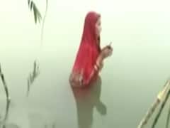 Chhath Puja: Deepak Thakur offers prayer in his singing style | Muzaffarpur