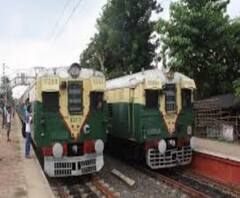 অফিস টাইমে ব্যারাকপুর পেরোতে না পেরোতেই ঠাসাঠাসি ভিড় রানাঘাট লোকালে, ফিরছে সেই পুরনো ছবি, দেখুন আনন্দ সকালে