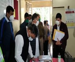 जब अचानक निरीक्षण करने पहुंचे ऊर्जा मंत्री, सवालों का जवाब नहीं दे पाए कई अधिकारी | Purab Pashchim 