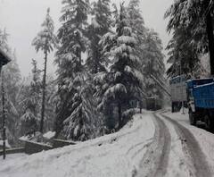 पहाड़ों पर बर्फबारी से ठिठुरी दिल्ली, 17 सालों का टूटा रिकॉर्ड। Weather News