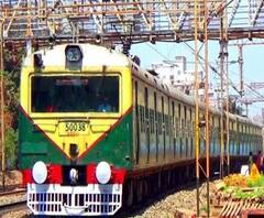 লোকাল ট্রেন চালুর তৃতীয় দিনে বেলা বাড়তেই ভিড়, ট্রেনের সংখ্যা বাড়ানোর দাবি যাত্রীদের