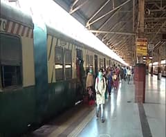 কোথায় করোনাবিধি? শ্রীরামপুর থেকে হাওড়াগামী ট্রেনে হুড়মুড়িয়ে উঠে পড়লেন যাত্রীরা