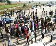 Farmers Protest: आगरा में किसानों ने लखनऊ एक्सप्रेस वे किया जाम | Purab Pashchim 