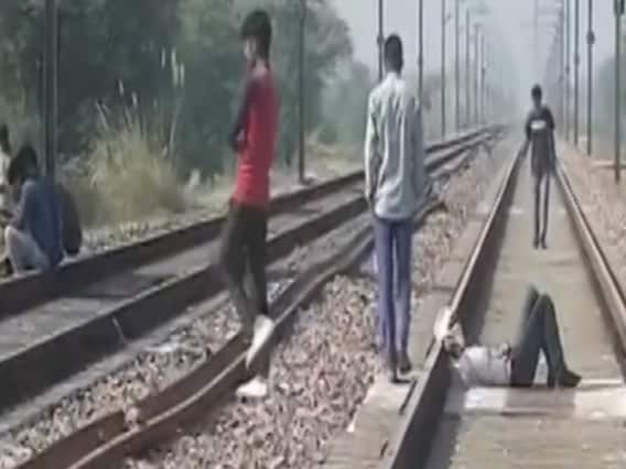 Rajasthan के भरतपुर में गुर्जर समुदाय का रेल-रोको आंदोलन जारी, कर रहे हैं आरक्षण की मांग