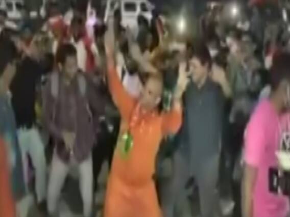 Bihar Election Result 2020 : JDU दफ्तर के बाहर लगे 2 posters में क्या है खास?