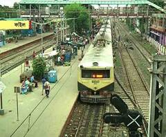 শিরোনাম: শহরতলির পর জেলাতেও লোকাল ট্রেন চালুর উদ্যোগ, BJP-র বিজয়া সম্মিলীতে Baisakhi Banerjee-কে না ডাকায় ক্ষুব্ধ Sovan Chatterjee