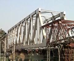 Kalyan Patri Pool bridge | मेगाब्लॉकची वेळ संपल्यानं कल्याणच्या पत्री पुलाच्या गर्डरचं काम थांबवलं