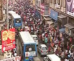 गर्दी करू नका मुख्यमंंत्र्यांचं सतत आवाहन, मात्र विनामास्क गर्दी करत शेकडोंच्या संख्येने लोक बाजारात