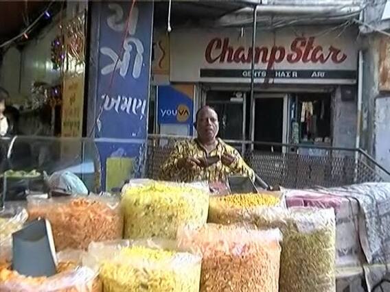 વડોદરામાં રાત્રી કર્ફ્યૂ પહેલા માર્કેટમાં ઉમટી ભીડ, અનેક લોકો માસ્ક વગર જોવા મળ્યા