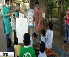 चंद्रपुरात रस्त्यावरील मुलांसाठी अनोखी शाळा; शाळाबाह्य मुलांसाठी डॉक्टरांचा 'प्रोजेक्ट दक्षिणा'