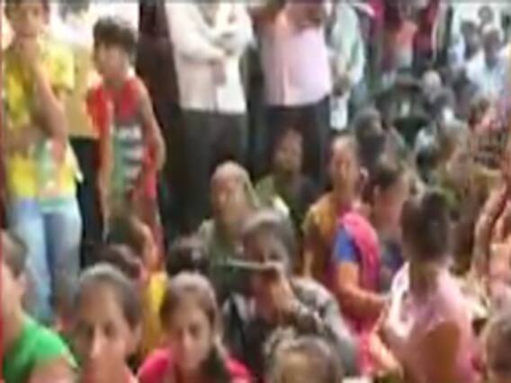 મોરબીના જૂના ઘાંટીલા ગામે હાર્દિકની સભામાં સોશિયલ ડિસ્ટન્સના ધજાગરા