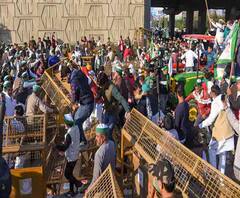 Farmers Protest: अब UP-Delhi Border पर पुलिस से भिड़े किसान | ABP Ganga 