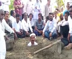 स्वत:ला मातीत गाडून घेऊन शेतकऱ्यांचं अनोखं आंदोलन, नुकस्तानग्रस्तांना शासनानं मदत देण्याची मागणी