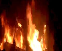 खड़ी कार में लगी अचानक आग, आधे घंटे में जलकर हुई राख