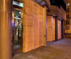 अमेरिकेत निवडणुकीनंतर हिंसाचाराची शक्यता, वॉशिंग्टनमध्ये संरक्षणासाठी खिडक्यांना प्लायवूडचं कव्हर