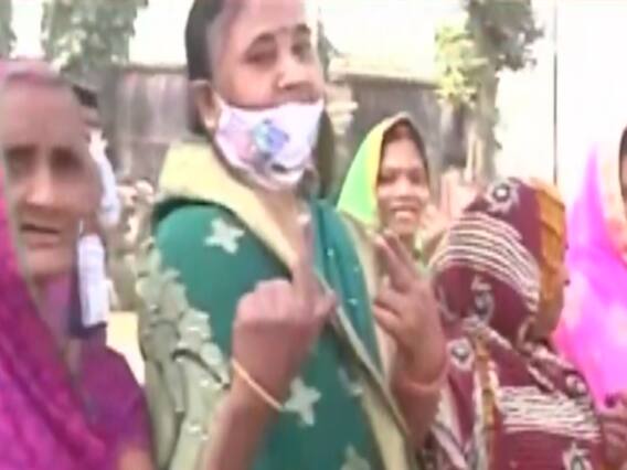 Bihar Polls 2020 : भारी संख्या में महिला वोटर्स ने डाला वोट 