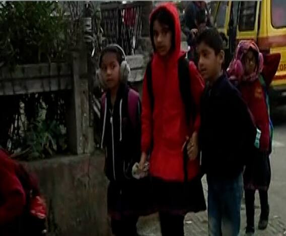 School bag weight |विद्यार्थ्यांच्या पाठीवरचं ओझं कमी होणार, केंद्रीय शिक्षण विभागाचं स्कूल बॅग धोरण