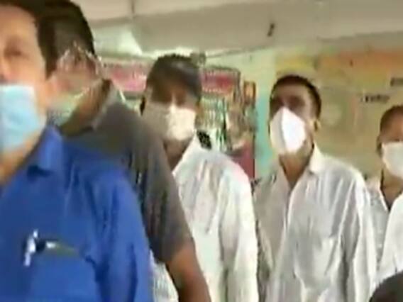 દિવાળીના તહેવારને લઇને સુરતમાં બસ સ્ટેન્ડ પર રિઝર્વેશન માટે ભારે ભીડ, જુઓ વીડિયો