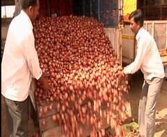Onion in Lasalgaon | लासलगावमध्ये सलग तिसऱ्या दिवशी कांद्याच्या दरामध्ये घसरण; आयात केल्यानं फटका