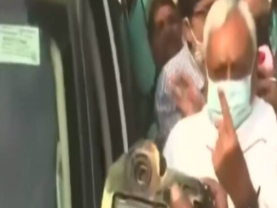 Bihar Election 2020 | मुख्यमंत्री Nitish Kumar ने डाला वोट, लोगों से बड़ी संख्या में मतदान की अपील की