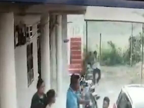 સુરતના કુંભારીયા ગામમાં જમીન વિવાદમાં યુવક પર ગામલોકોનો હુમલો, જુઓ વીડિયો