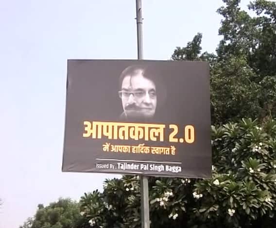 Political poster war | Arnab Goswami यांच्या अटकेवरुन 'पोस्टर वॉर'ला सरुवात