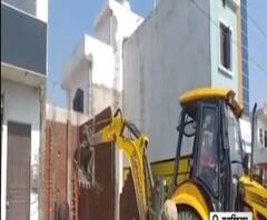 उधमसिंह नगर में अवैध निर्माण पर चला बुलडोजर, कोर्ट के आदेश के बाद हुई कार्रवाई