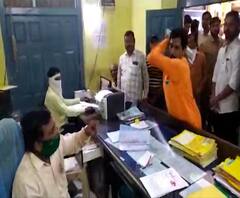 MNS | बुलडाण्यात मनसे कार्यकर्त्यांची दुय्यम निबंधकांना मारहाण, शेतकऱ्यांना त्रास देत असल्याचा आरोप