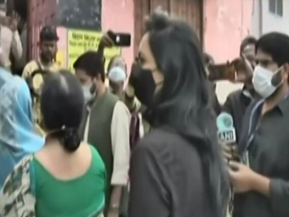 Bihar Election Phase 3 : मतदान केंद्र पर वोट डालने पहुंची Pushpam Priya