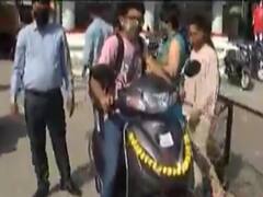 વડોદરા-સુરતમાં લોકો કરી રહ્યા છે નવા વાહનોની ધૂમ ખરીદી, જુઓ વીડિયો