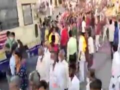 બોટાદ: પાળિયાદમાં યોજાયેલા શંભુપ્રસાદની પધરામણીના કાર્યક્રમમાં સોશિયલ ડિસ્ટન્સના ધજાગરા