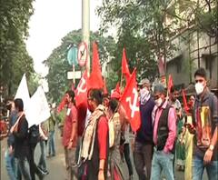 Bharat Bandh Nov 26: মানিকতলা মোড়ে গাড়ির লাইন, বৃত্তাকারে পথ আটকালেন ধর্মঘটীরা, চারদিক বন্ধ