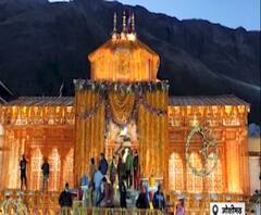 गेंदे के फूलों से सजा भगवान बदरी विशाल का धाम, रोशनी में ऐसे नहाया। Badrinath Dham
