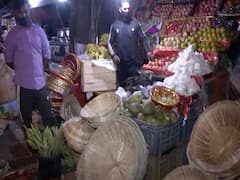 Chhath Pooja: Delhi के कल्याणपुरी में दुकानों पर नहीं दिखी भीड़, मास्क में दिखे लोग