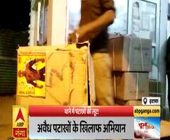 इटावाः जब्त किए पटाखे लूटने में लगी पुलिस, कैमरे में कैद हुई हरकत | Purab Pashchim | ABP Ganga