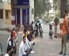 लखनऊ विश्वविद्यालय में मेरिट लिस्ट बदलने पर हंगामा, अभ्यर्थियों ने दिया धरना