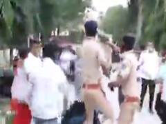 ગઢડા બેઠકના એક બુથ પર ભાજપ-કોગ્રેસના કાર્યકર્તાઓ પોલીસની હાજરીમાં એકબીજા પર તૂટી પડ્યા, જુઓ વીડિયો