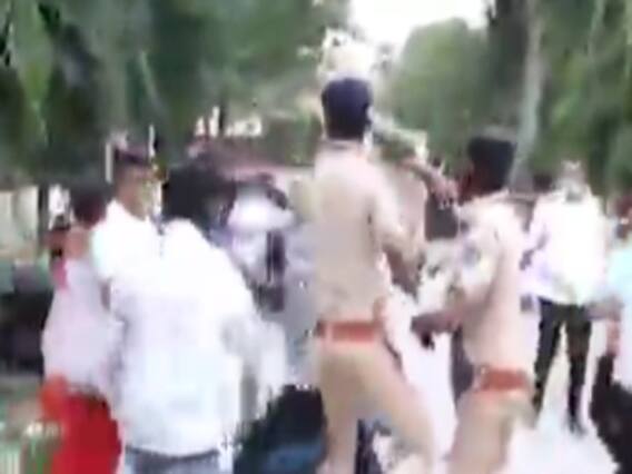 ગઢડા બેઠકના એક બુથ પર ભાજપ-કોગ્રેસના કાર્યકર્તાઓ પોલીસની હાજરીમાં એકબીજા પર તૂટી પડ્યા, જુઓ વીડિયો