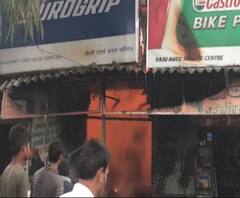 ग्रेटर नोएडा- टायर की दुकान में भीषण आग, दुकान में रखा लाखों का माल जलकर हुआ राख