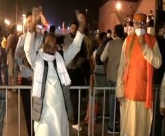 Bihar Election 2020 | दिल्ली भाजप कार्यालयासमोर कार्यकर्त्यांची गर्दी,बहुमत असल्याने सेलिब्रेशन सुरू