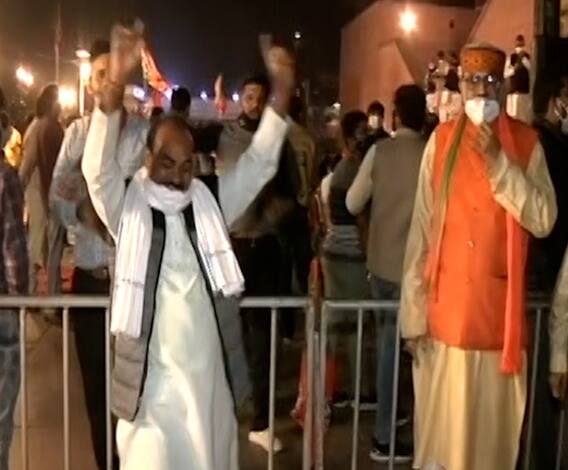 Bihar Election 2020 | दिल्ली भाजप कार्यालयासमोर कार्यकर्त्यांची गर्दी,बहुमत असल्याने सेलिब्रेशन सुरू