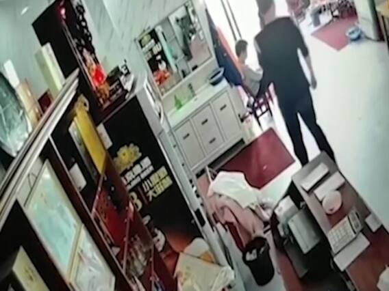 China: More than 30 injured in Cylinder blast at restaurant | Viral Fatafat 