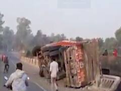 ડાંગ પાસે કપાસ ભરેલી ટ્રક પલટી, ટ્રકચાલક સહિત બેનો આબાદ બચાવ