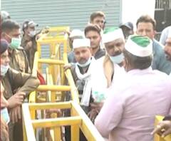 CM आवास कूच कर रहे किसानों को रोका, पुलिस के साथ हुई नोकझोंक और धक्का-मुक्की