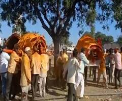 सोलापुरात महालिंगराया यात्रेत पोलिसांचा लाठीचार्ज; कोरोनाचे नियम मोडल्याने पोलिसांची कारवाई