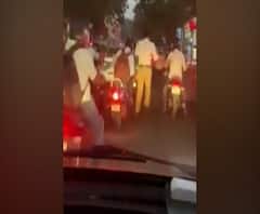 Viral Video | रुग्णवाहिकेला वाट काढून देण्यासाठी 2 किमी धावला जिगरबाज पोलिस, सोशल मीडियात कौतुक