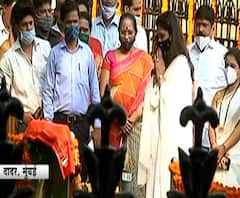 Balasaheb Thackeray | भाजप नेत्या पंकजा मुंडे शिवतिर्थावर, बाळासाहेबांच्या स्मृतींना केलं अभिवादन​​